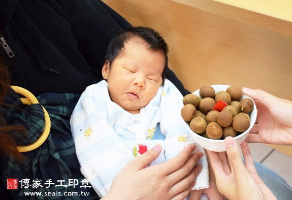 劉寶寶(新竹香山區嬰兒寶寶滿月剃頭理髮、免費嬰兒剃胎毛儀式吉祥話)。中國風會場，爸媽寶貝免費穿「日中韓」古裝禮服。專業拍照、DVD光碟、證書。★購買「臍帶章、肚臍章、胎毛筆刷印章」贈送：剃頭、收涎、抓周，三選一。 2015.11.26 照片7